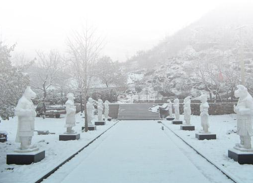 北京昌平区皇家龙山陵园地址在哪里？方便吗？